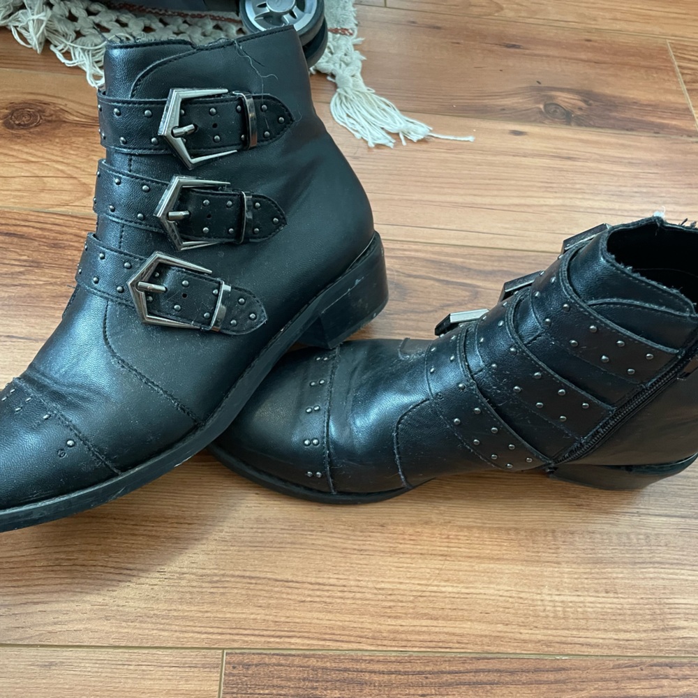 Size 8 aldo boots with 3 buckle straps. Zips on the inner side. Heel is 1 inch